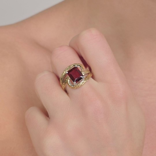 Anello con Granato Ottagonale 3,30 Ct.