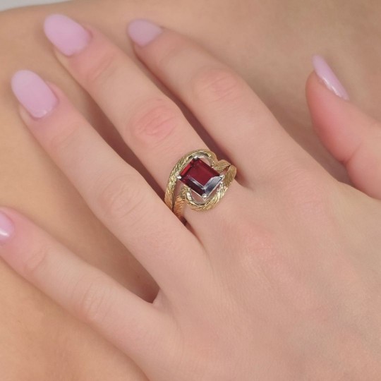 Anello con Granato Ottagonale 3,30 Ct.