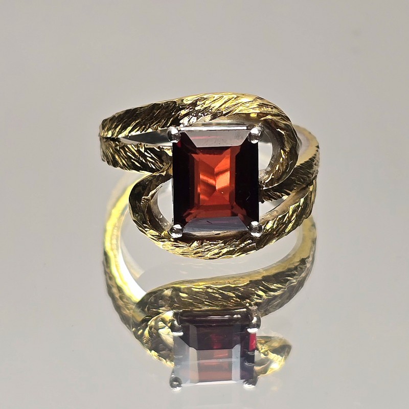 Anello con Granato Ottagonale 3,30 Ct.