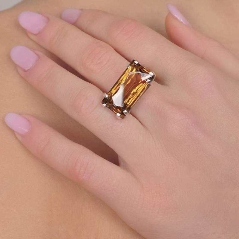 Anello con Quarzo Brandy Rettangolare 18,68 Ct.