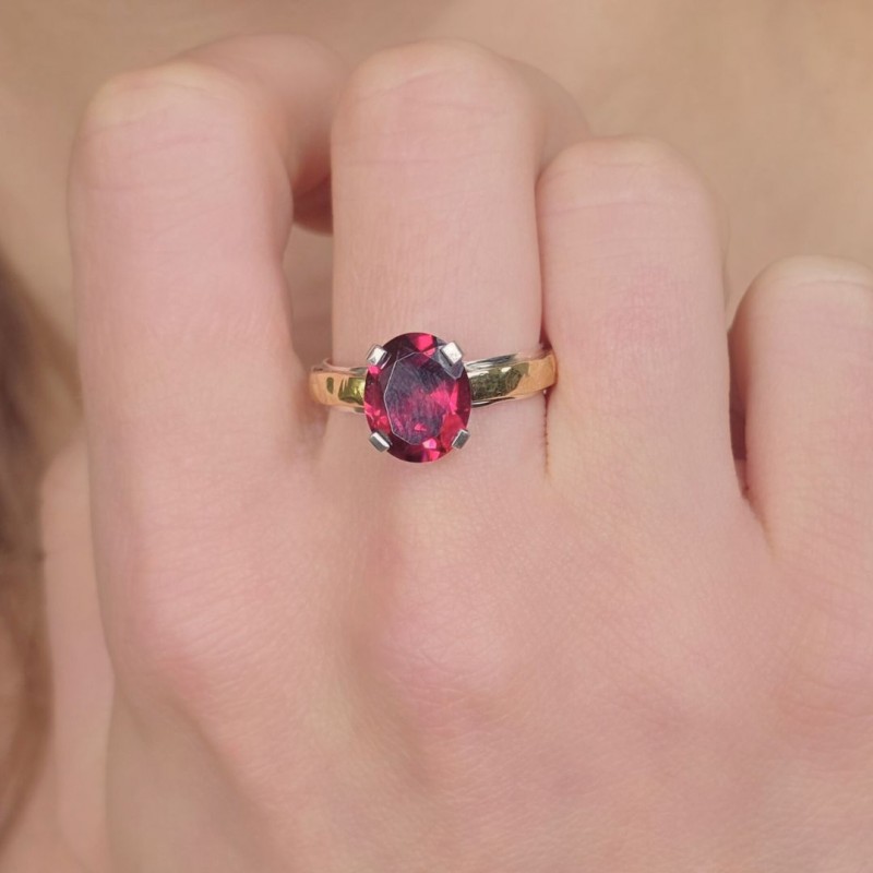Anello con Granato Ovale 3,50 Ct.