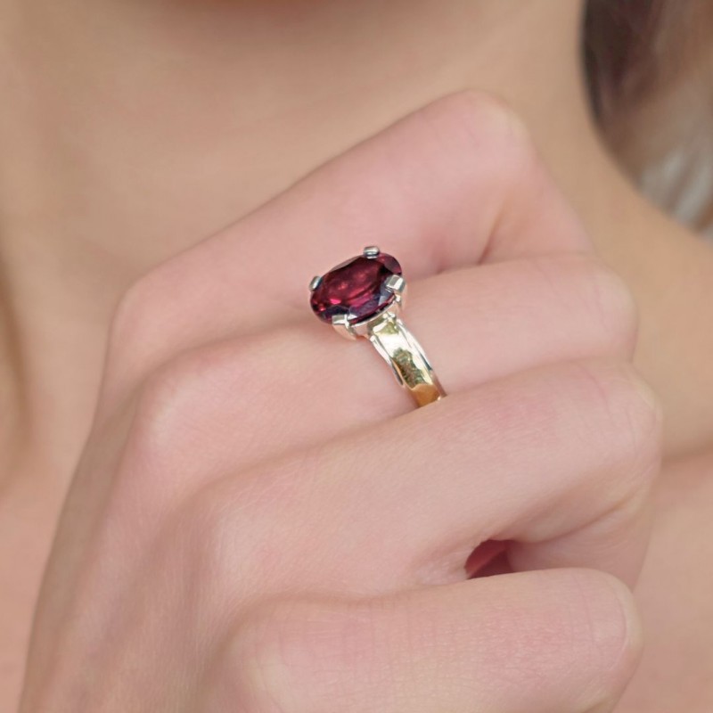Anello con Granato Ovale 3,50 Ct.