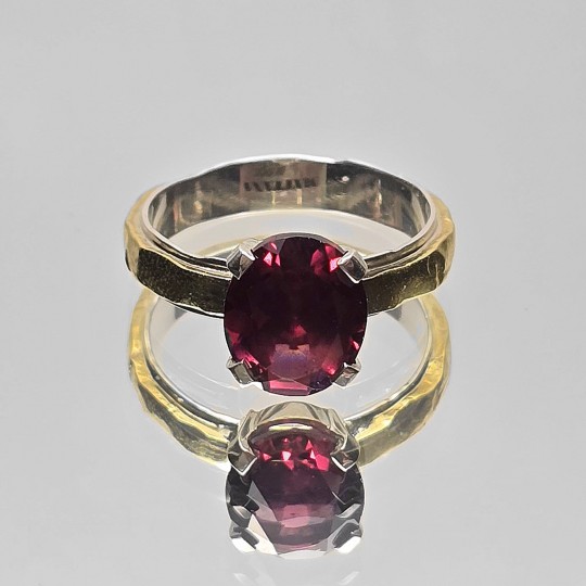 Anello con Granato Ovale 3,50 Ct.