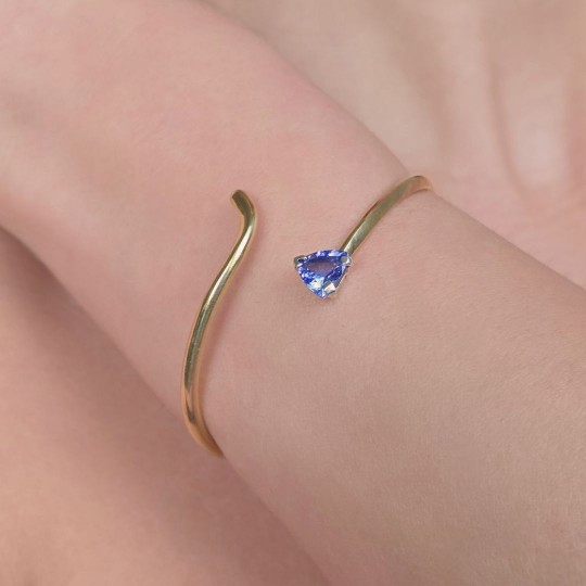 An opposite bracelet with Tanzanite Trilliant 1.65 ct.
