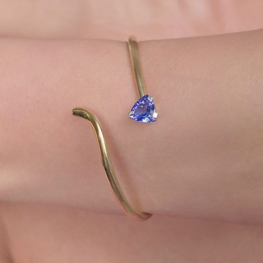 An opposite bracelet with Tanzanite Trilliant 1.65 ct.