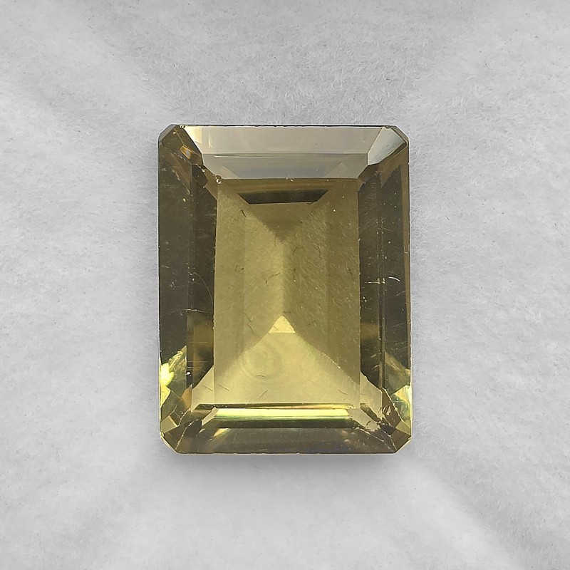 Pietra di Apatite Verde Oliva Ottagonale 12,32 Ct.