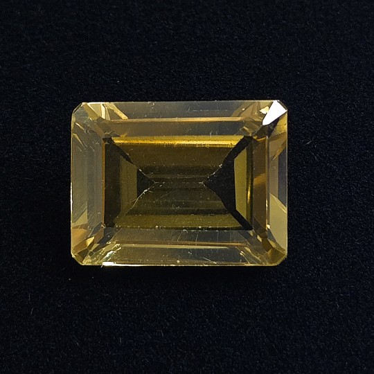 Pietra di Apatite Verde Oliva Ottagonale 12,32 Ct.