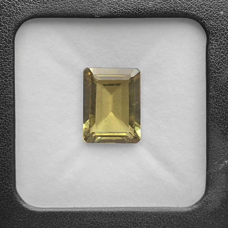 Pietra di Apatite Verde Oliva Ottagonale 12,32 Ct.