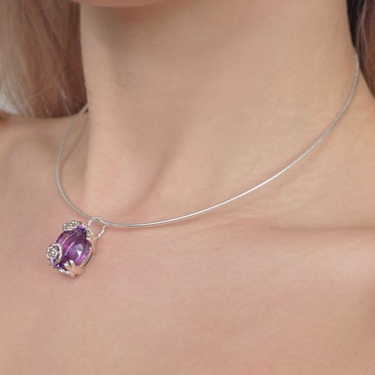 Semi-rigid collier with oval amethyst 17.03 ct.