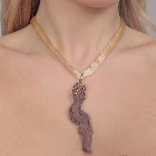 Pendente con Coprolite e Fettuccina in Tessuto Beige