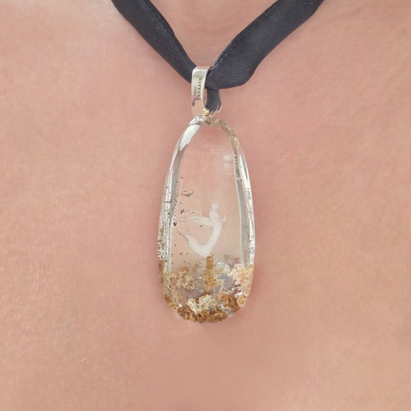 Pendente con Quarzo con Lodolite e Fettuccina in Tessuto Nero