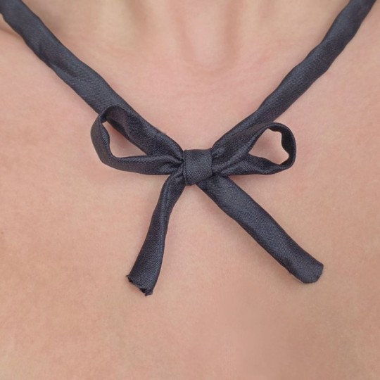 Pendente con Quarzo con Lodolite e Fettuccina in Tessuto Nero