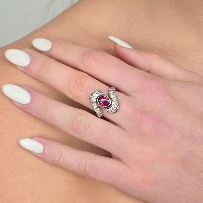 Anello con Rubino e Diamanti 100,4 Ct.