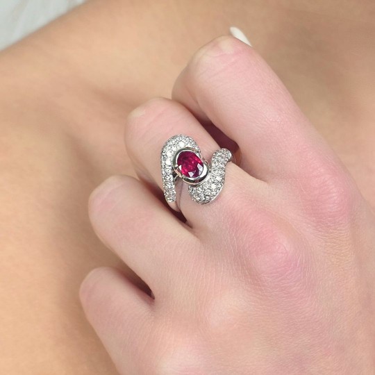 Anello con Rubino e Diamanti 100,4 Ct.