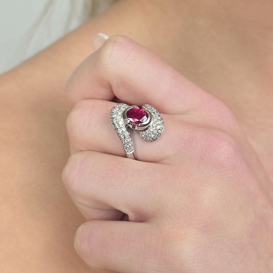 Anello con Rubino e Diamanti 100,4 Ct.