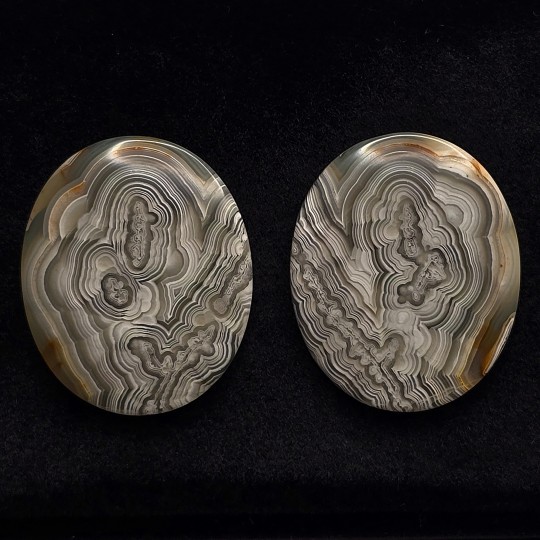 Pair Agate stones oval cabochon 42.39 ct.