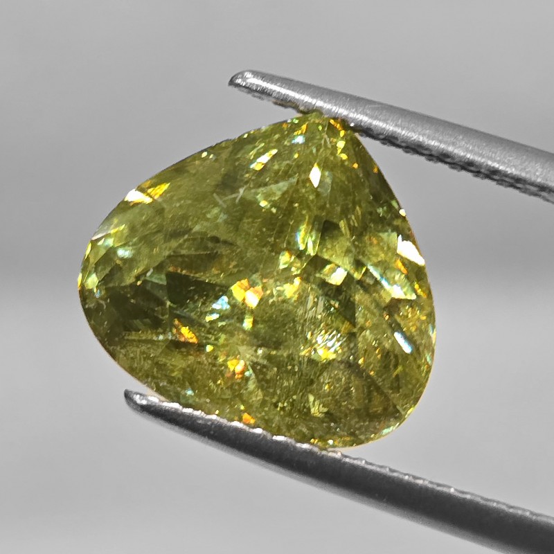 Pietra di Sfene Verde a Goccia Bombata 7,37 Ct.