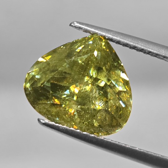 Pietra di Sfene Verde a Goccia Bombata 7,37 Ct.