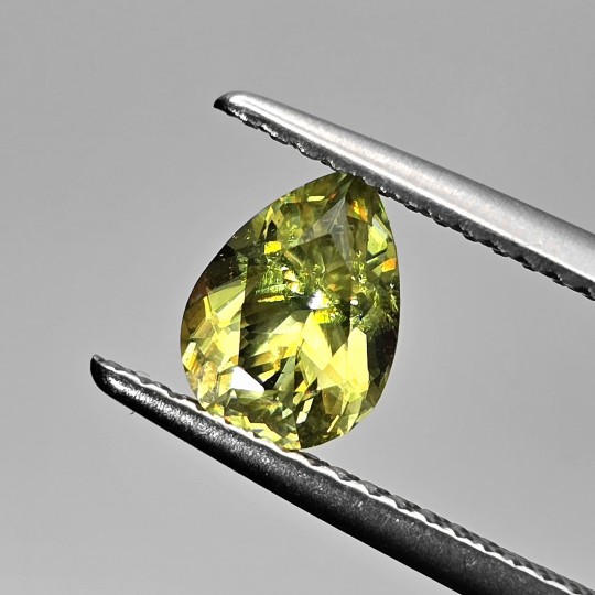 Pietra di Sfene Verde a Goccia 1,07 Ct.