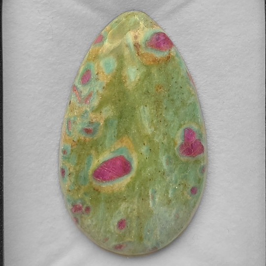 Pietra di Rubino in Fuchsite Cabochon a Goccia 60,91 Ct.