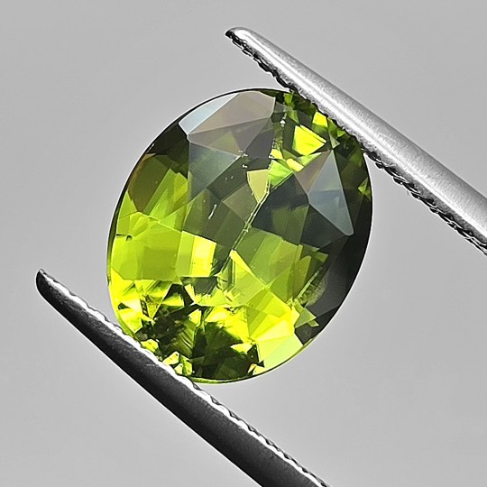 Pietra di Peridoto Ovale 4,14 Ct.