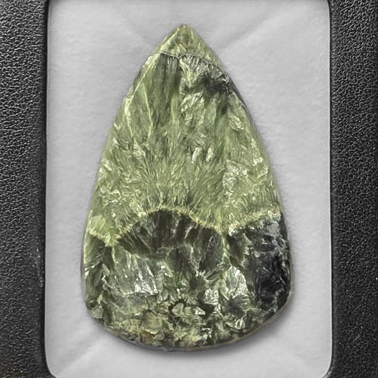 Pietra di Serafinite Cabochon a Goccia 72,88 Ct.