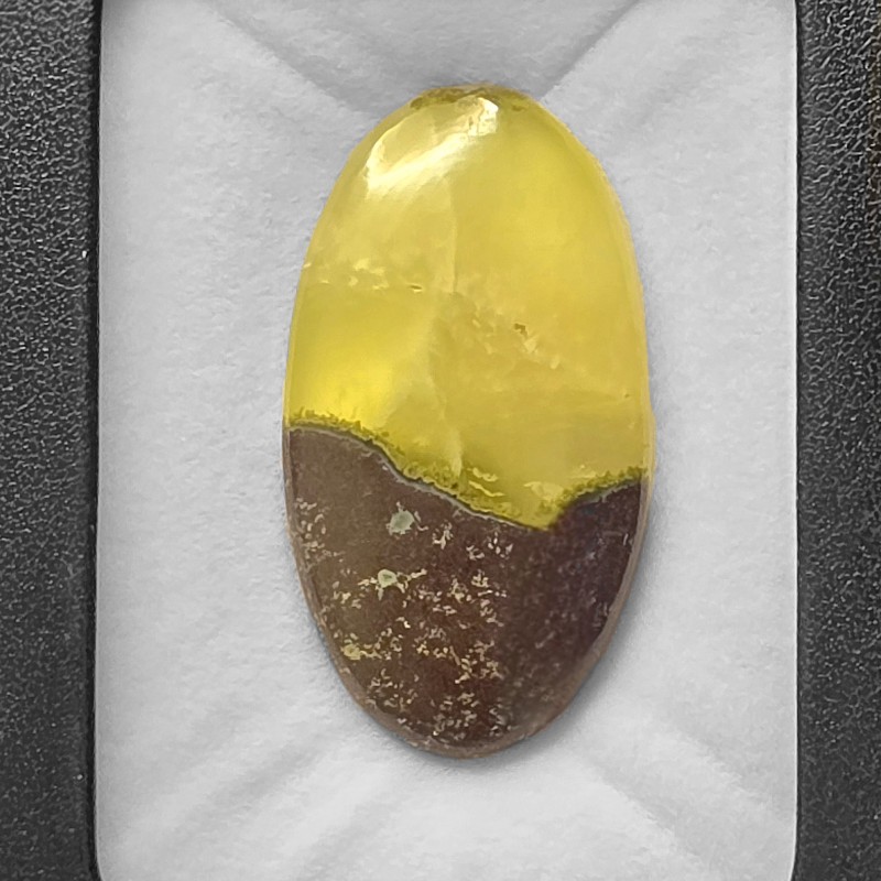 Pietra di Prehnite con Matrice Cabochon Ovale 74,93 Ct.