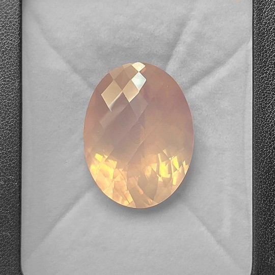 Pietra di Quarzo Rosa Chess Cut Ovale 54,41 Ct.