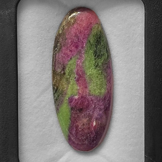 Pietra di Rubino in Zoisite Cabochon Ovale 82,11 Ct.