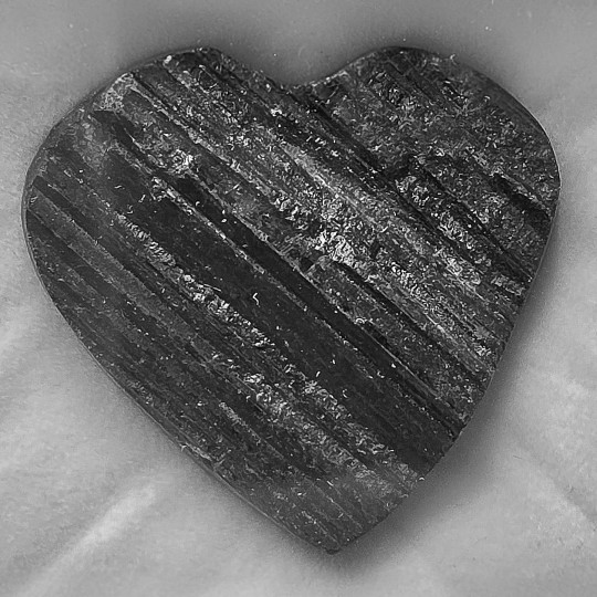 Pietra di Tormalina Nera Semigrezza a Cuore 146,05 Ct.