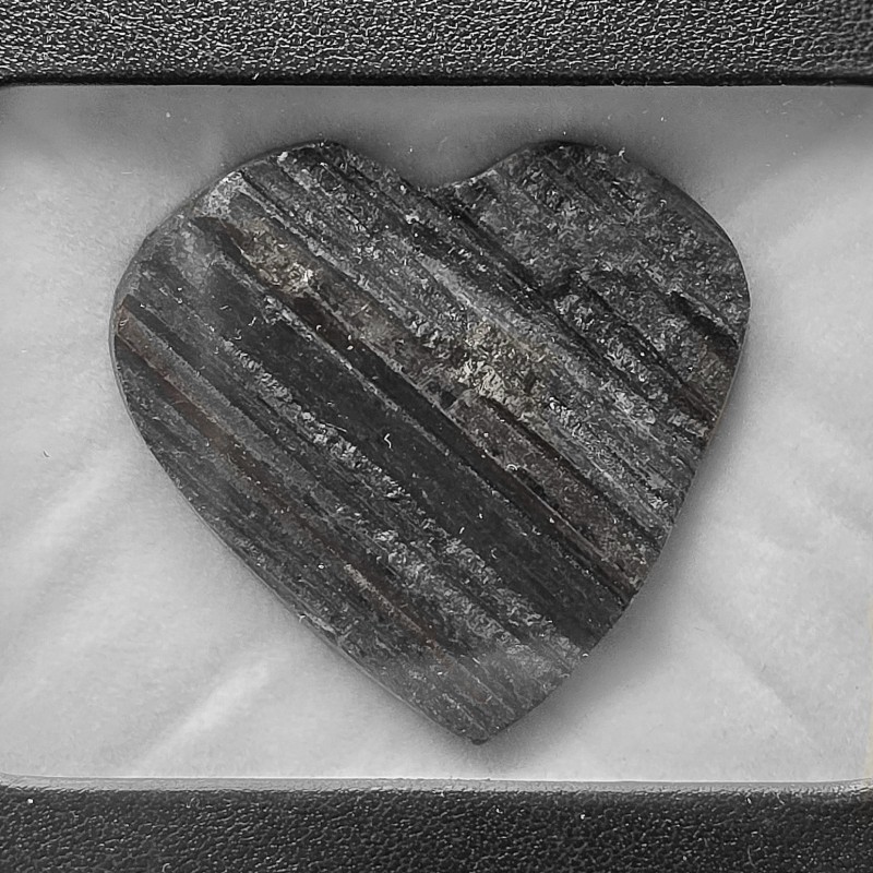 Pietra di Tormalina Nera Semigrezza a Cuore 146,05 Ct.