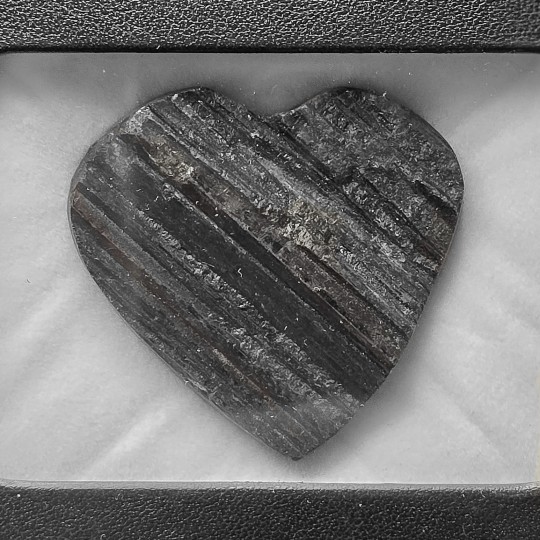 Pietra di Tormalina Nera Semigrezza a Cuore 146,05 Ct.