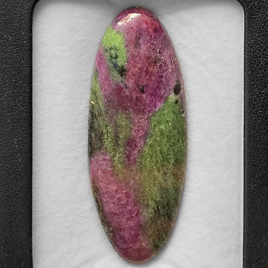 Pietra di Rubino in Zoisite Cabochon Ovale 76,64 Ct.