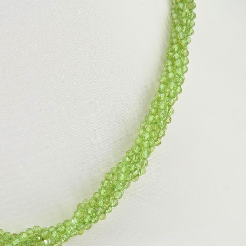 Torchon with five threads of peridot