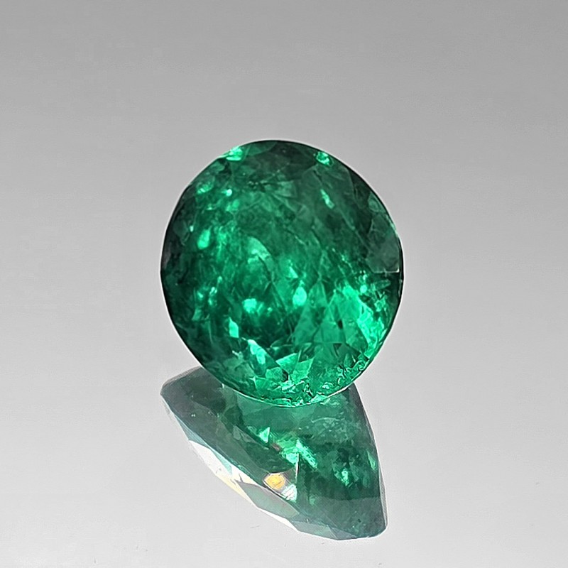 Gemstone of EmeraldColombian oval faceted ct. 8,04
