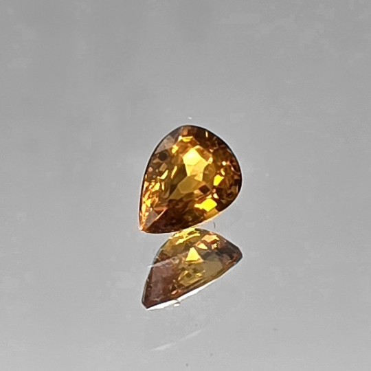 Pietra di Zaffiro Giallo Intenso a Goccia 0,76 Ct.