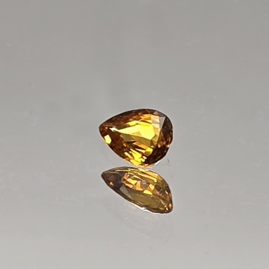 Pietra di Zaffiro Giallo Intenso a Goccia 0,76 Ct.