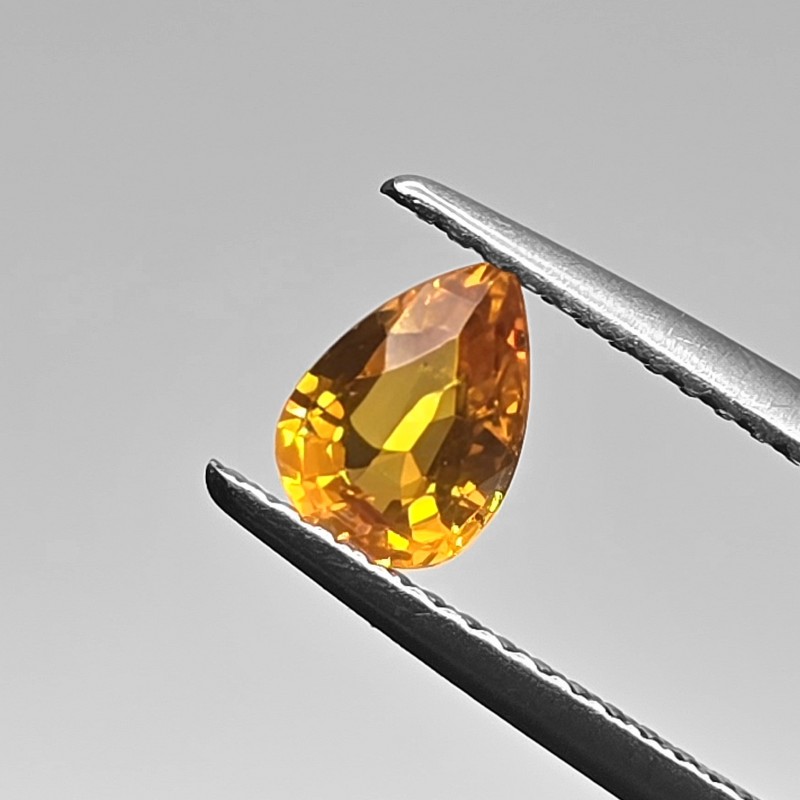 Pietra di Zaffiro Giallo Intenso a Goccia 0,76 Ct.