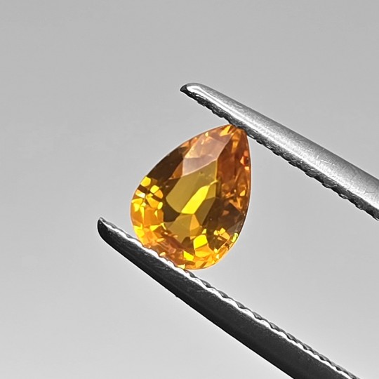 Pietra di Zaffiro Giallo Intenso a Goccia 0,76 Ct.
