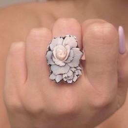Anello con Cammeo su Conchiglia Sardonica