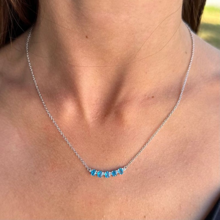 collier con centrale con pietre di apatite blu neon taglio ovale sfaccettato